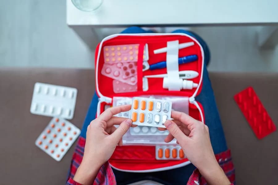 Leki w bagażu podręcznym czy rejestrowanym - uniknij problemów w podróży